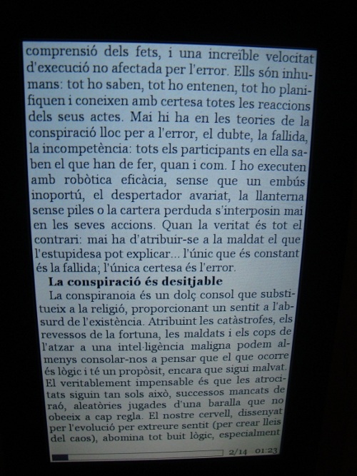 L'eee PC, preparat com a lector de llibres electrònics, tot mostrant una sola pàgina.