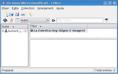 Tellico mostrant una col·lecció de llibres
